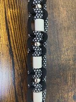 Anti-tekenband Spike - vlooienband - voor hond - met 8 originele EM-X keramiek kralen lichtgrijs - maat M - zwart/zilvergrijs - lengte geknoopt deel 30 cm - met zilverkleurige kral