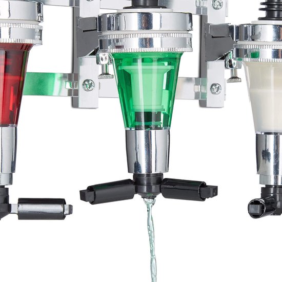 Close-up van drankdispensers met rode, groene en lichte vloeistof, schenkend.