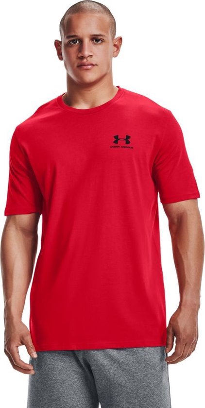 Rood T-shirt met korte mouwen, gedragen door een man, met een zwart Under Armour logo op de linkerborst.