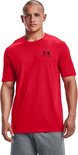 Rood T-shirt met korte mouwen, gedragen door een man, met een zwart Under Armour logo op de linkerborst.