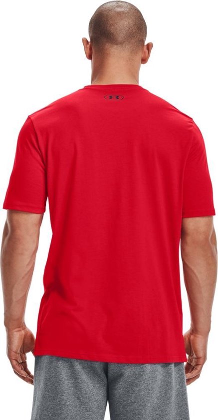 Man met korte broek en rode t-shirt van Under Armour.