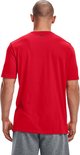 Man met korte broek en rode t-shirt van Under Armour.