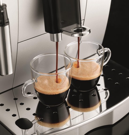Twee glazen kopjes met espresso die uit een zilverkleurige volautomaat stromen.