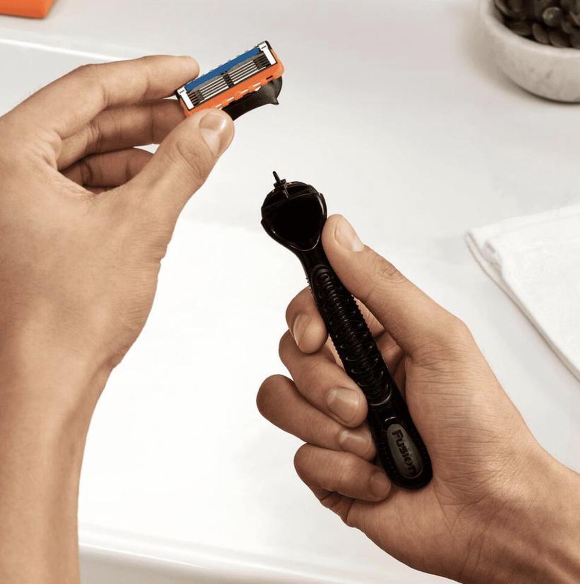 Gillette Fusion5 Power scheermesjes, 4 stuks, in oranje verpakking met gele achtergrond.