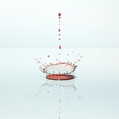 Tuinposter - Zen / Water / Druppel - Druppel in grijs / wit / rood - 80 x 80 cm.