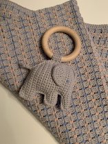 Yarnhugs - babydeken - handgemaakt - roze/grijs/blauw - met rammelaar
