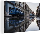 Canvas schilderij 150x100 cm - Wanddecoratie Vintage auto's weerspiegeld in plassen op in een straat Cuba - Muurdecoratie woonkamer - Slaapkamer decoratie - Kamer accessoires - Schilderijen