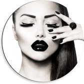 Dibond Wandcirkel - Vrouw met Zwarte Make-Up - 50x50cm Foto op Aluminium Wandcirkel (met ophangsysteem)