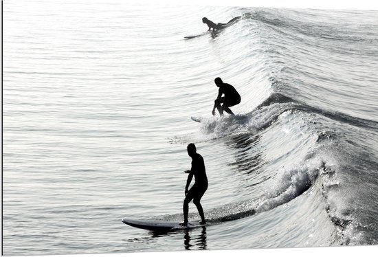 Dibond - Surfers op Golven in de Zee - 120x80cm Foto op Aluminium (Met Ophangsysteem)