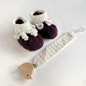 Sis en Sis - Gehaakte baby slofjes en speenkoord, Handmade by Cora