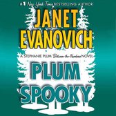 Boekcover 'Plum Spooky' van Janet Evanovich. Titel is groot, geel en wit. Achtergrond met bomen en tekst 'Janet Evanovich'.