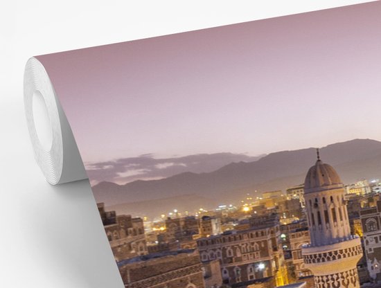 Behang - Fotobehang Straatbeeld van Sanaa en Jemenitische bergen - Breedte 360 cm x hoogte 240 cm