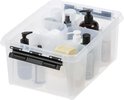 Doorzichtige opbergbox met zwarte clips, gevuld met badkamerproducten zoals zeep, lotions en spuitflessen.