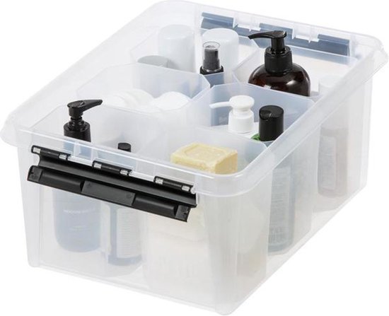 Doorzichtige opbergbox met zwarte clips, gevuld met badkamerproducten zoals zeep, lotions en spuitflessen.