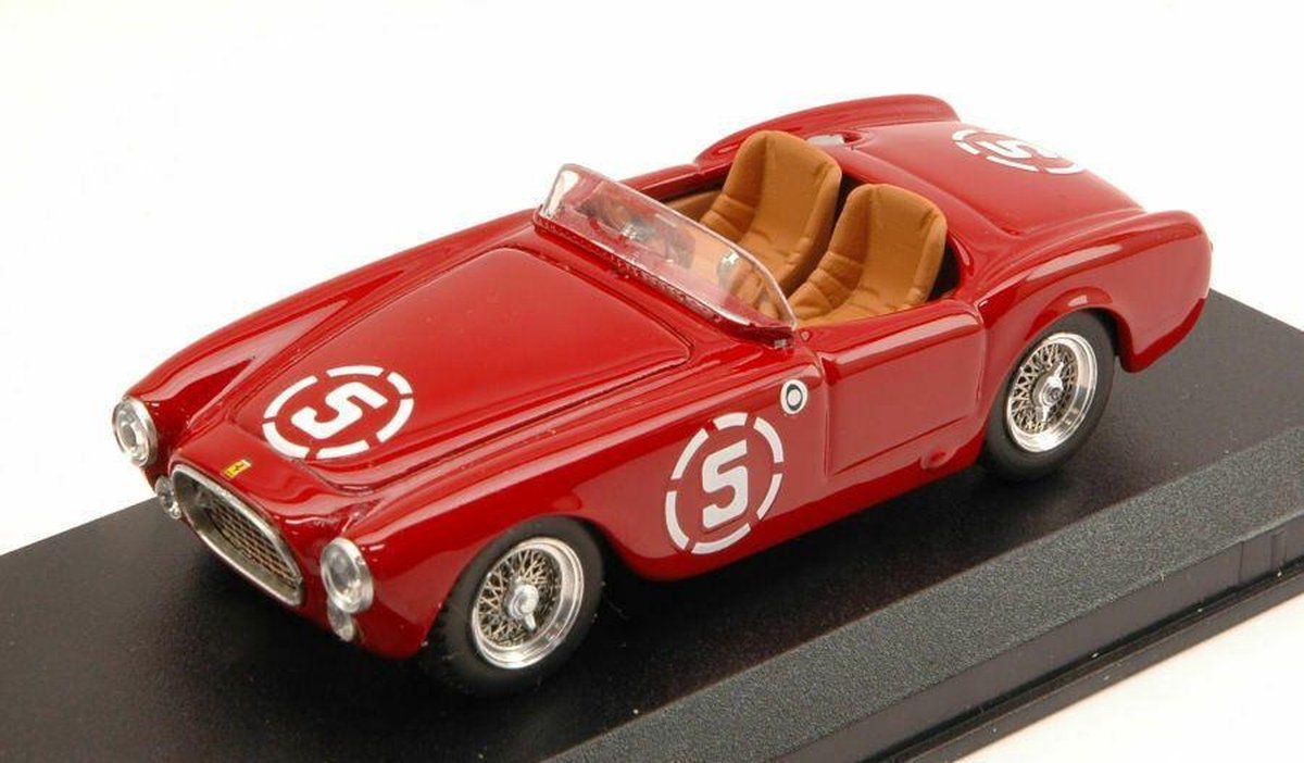 De 1:43 Diecast Modelcar van de Ferrari 225S #5 van de 12H Di Pescara in 1952. De bestuurder was Cornacchia. De fabrikant van het schaalmodel is Art-Model. Dit model is alleen online verkrijgbaar