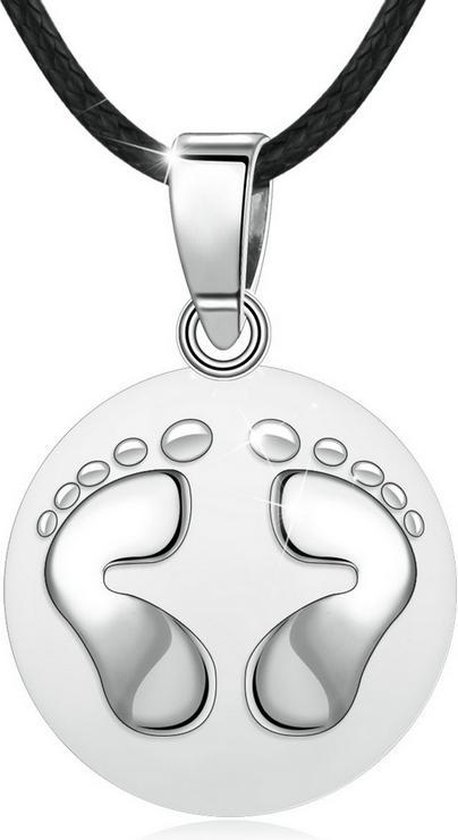 Pendentif rond argenté avec deux pieds de bébé, sur cordon noir.
