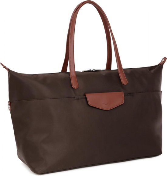 Sac de voyage marron avec anses marron, une poche avant et un rabat en cuir.