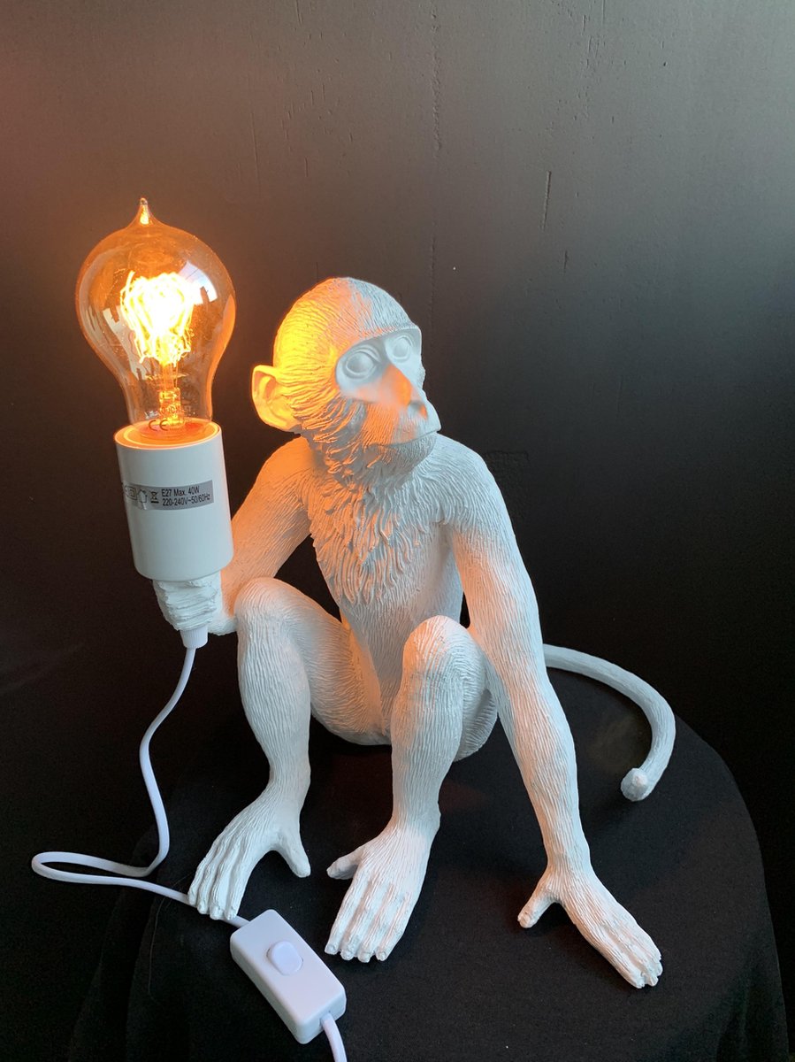 Zittende apenlamp wit 31 cm hoog