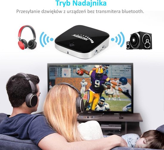 Zwarte Audiocore Bluetooth 2-in-1 adapter in de "zender" modus, verbindt koptelefoon en luidspreker met een tv.