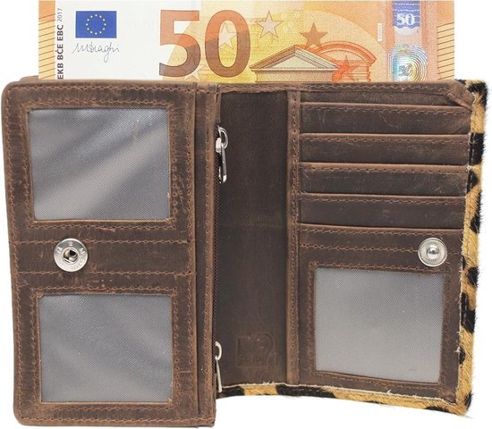 Open bruine leren portemonnee met luipaardprint, creditcardvakjes en een 50 eurobiljet.