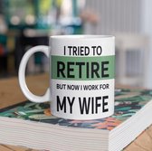Mok - cadeau gepensioneerde - VUT - I tried to retire but now I work for my wife - met groene balk - beker 300 ml