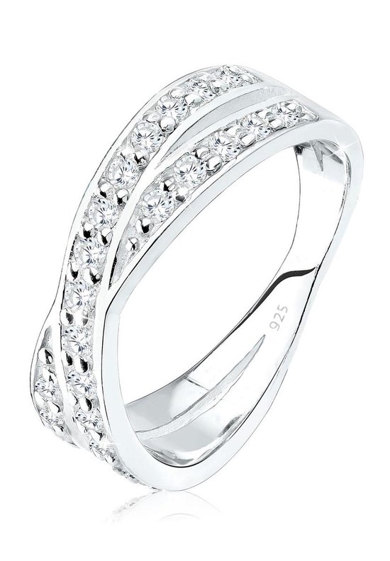Une bague argentée avec deux anneaux croisés, sertis de pierres scintillantes.