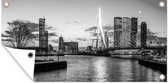 Tuinposter Uitzicht op de Erasmusbrug in Rotterdam - zwart wit - 80x40 cm - Wanddecoratie Buiten - Tuinposter - Tuindoek - Schuttingposter - Tuinschilderij