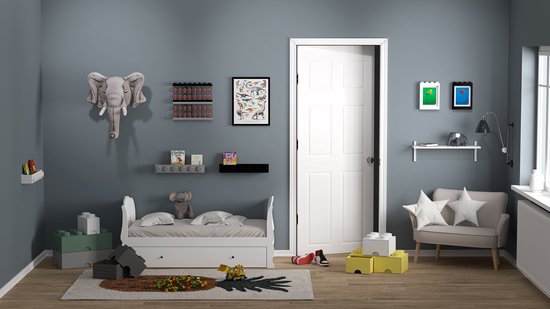 Kinderkamer met een bed, stoel, en opbergdozen in Lego-stijl in verschillende kleuren.