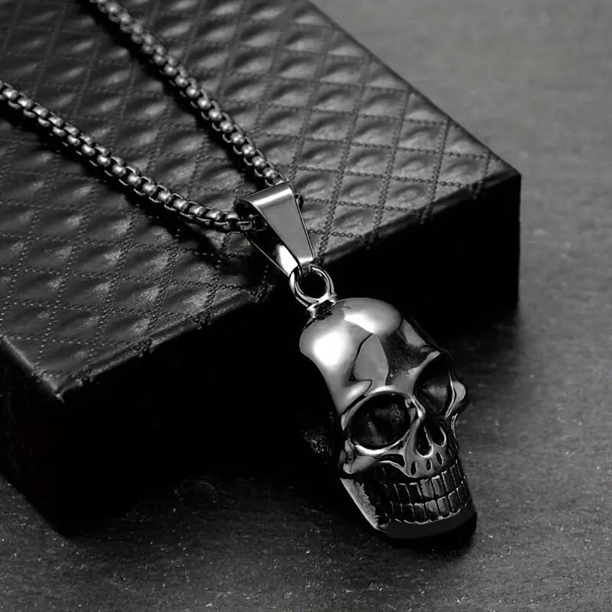 My Sweet Romance® Skull Bedel met Ketting 60cm – Zwart – RVS – 925 Sterling Zwart – High Gloss Afwerking
