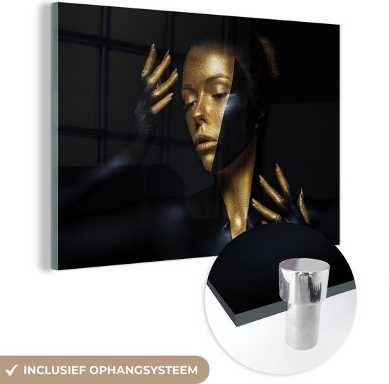 MuchoWow® Glasschilderij 150x100 cm - Schilderij acrylglas - Make up - Kunst - Vrouw - Luxe - Goud - Foto op glas - Schilderijen