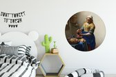 WallCircle - Muurstickers - Behangcirkel - Het melkmeisje - Schilderij van Johannes Vermeer - 100x100 cm - Muurcirkel - Zelfklevend - Ronde Behangsticker XXL
