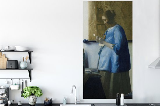 Muurstickers - Sticker Folie - Brieflezende vrouw in het blauw