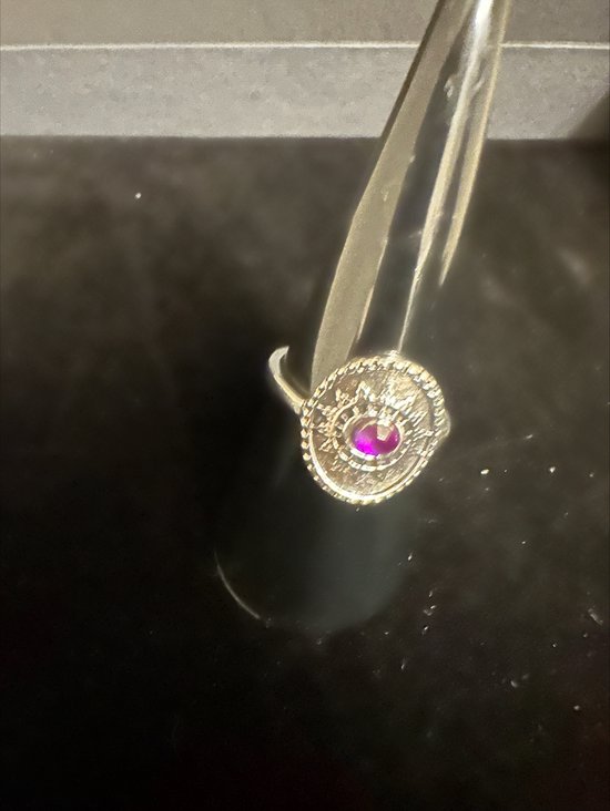 ring met kleine paarse steen