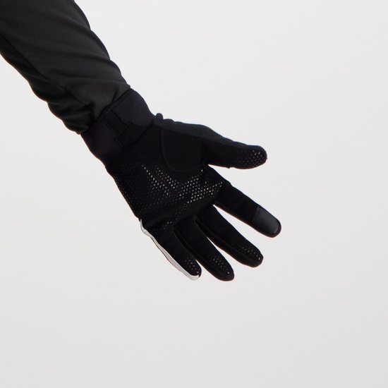 Hand met zwarte fietshandschoen, palm naar voren met siliconen grip en reflecterende streep.