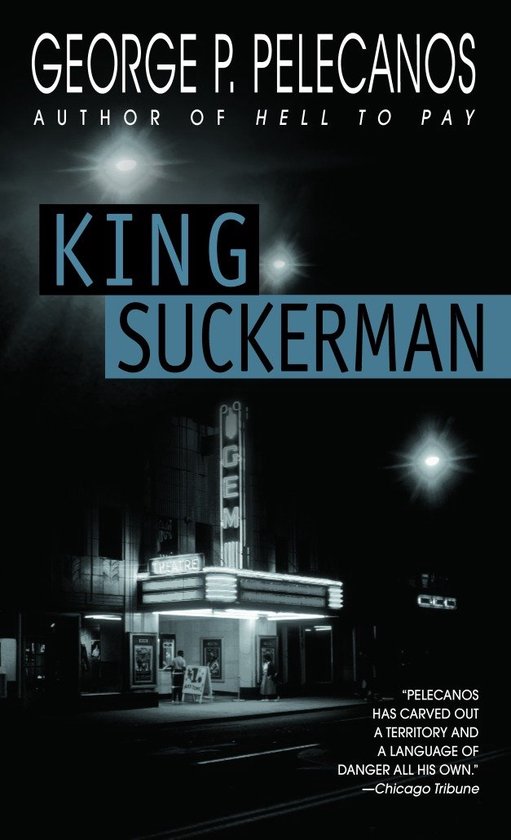 Boekcover van "King Suckerman" met de tekst George P. Pelecanos, auteur van Hell to Pay, en de titel King Suckerman. Op de achtergrond een nachtelijk, verlicht theater.