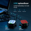 Lampes de vélo blanches et rouges chargées via des câbles USB connectés à un ordinateur portable.