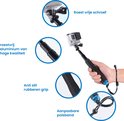 Hand die een waterdichte selfiestick vasthoudt. Details: 'roestvrije schroef', 'roestvrij aluminium van hoge kwaliteit', 'anti-slip rubberen grip', 'aanpasbare polsband'.