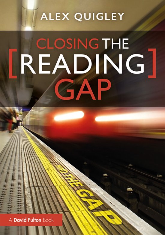 Couverture du livre "Closing the Reading Gap" par Alex Quigley. Un train passe sur un quai avec le texte "CLOSING THE READING GAP".