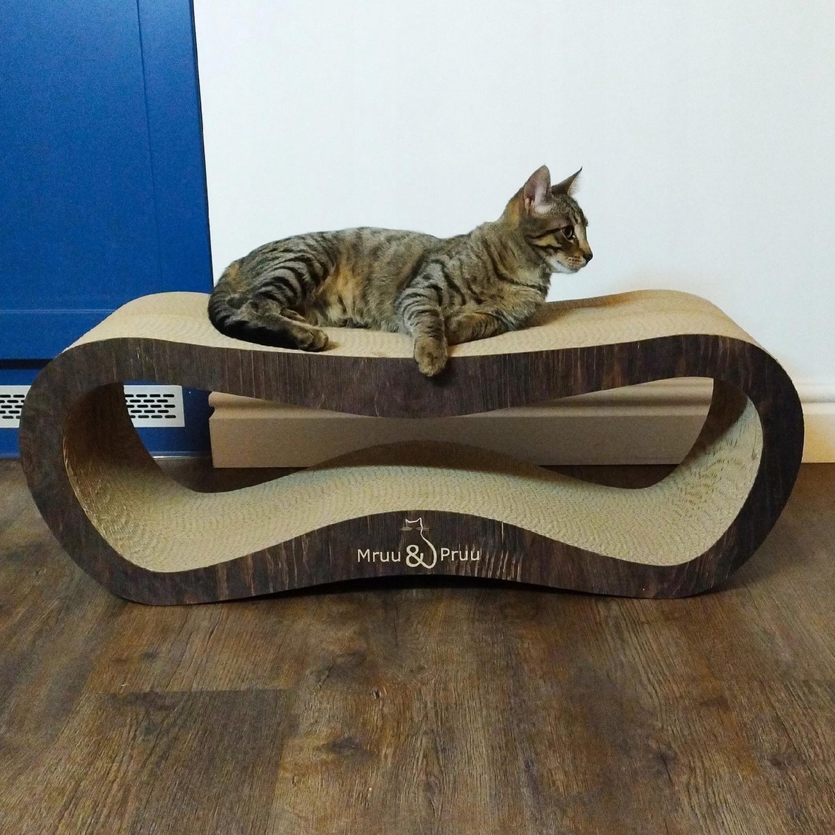Mruu&Pruu GROOT KATTENKRAASBED Kattenmand Krabplank Krabpaal Karton Krabmand Kattenbed 78x28x24 cm BRUIN thumbnail 6
