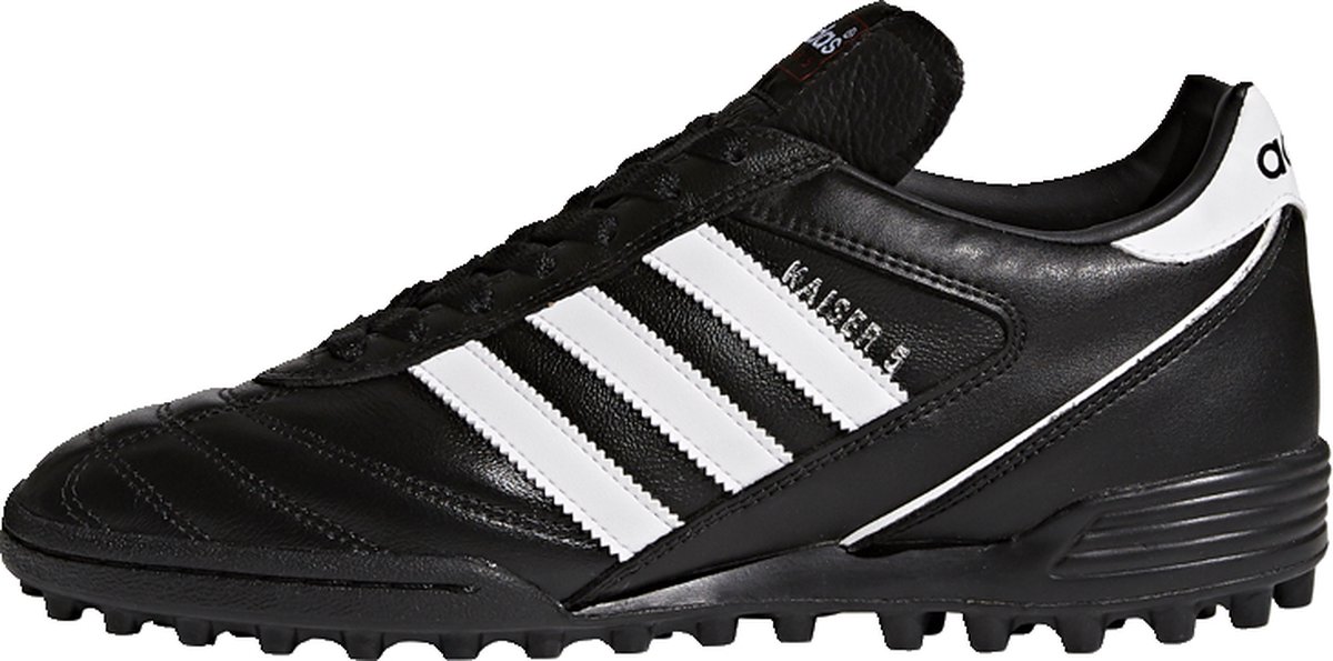 Zwarte adidas Kaiser 5 Team voetbalschoenen voor dames, met klassieke uitstraling en drie witte strepen. Maat 42.