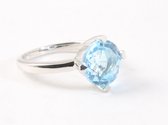 Ronde hoogglans zilveren ring met blauwe topaas - maat 17