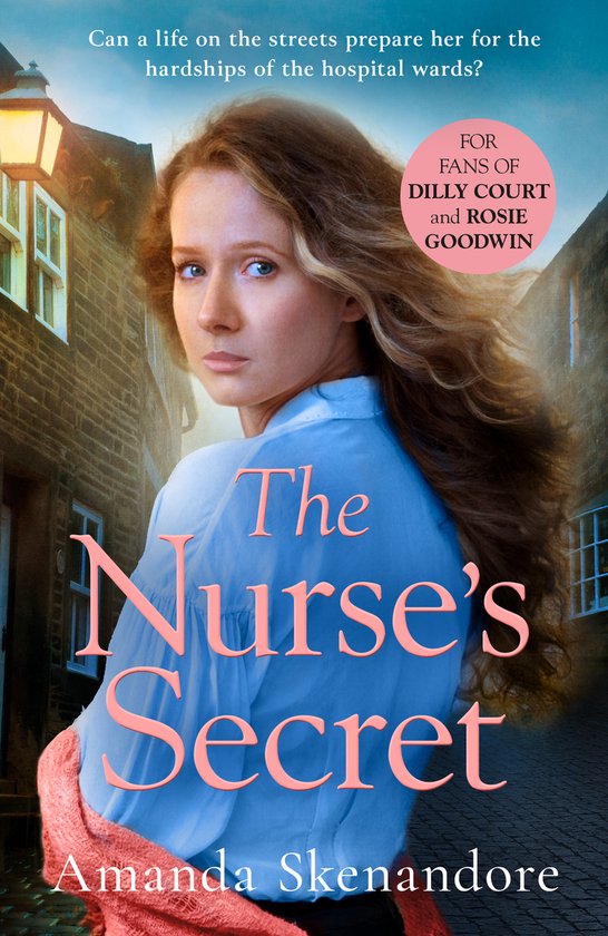 Boekcover met een blonde vrouw in een blauw shirt, een roze sjaal om haar middel. Op de achtergrond een straat met stenen gebouwen en straatverlichting. "The Nurse's Secret" door Amanda Skenandore.