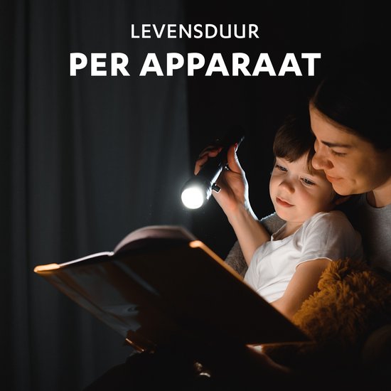 Moeder en kind lezen een boek bij het licht van een zaklamp.