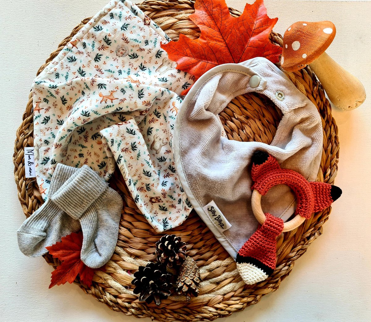 Goedkoopste kraamcadeau newborn met hangemaakte producten- bijtring-babyslofjes