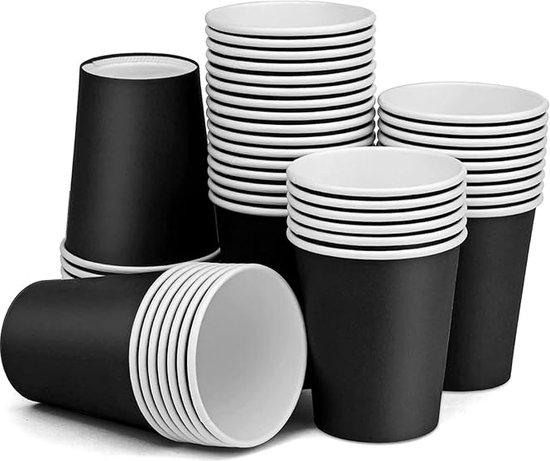 Een stapel zwarte koffiebekers met witte strepen op de onderkant, met enkele losse bekers.