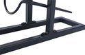 Detail van de basis van een zwart metalen wijnrek met schroeven.