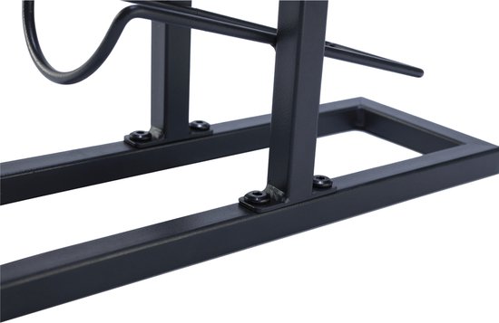 Detail van de basis van een zwart metalen wijnrek met schroeven.