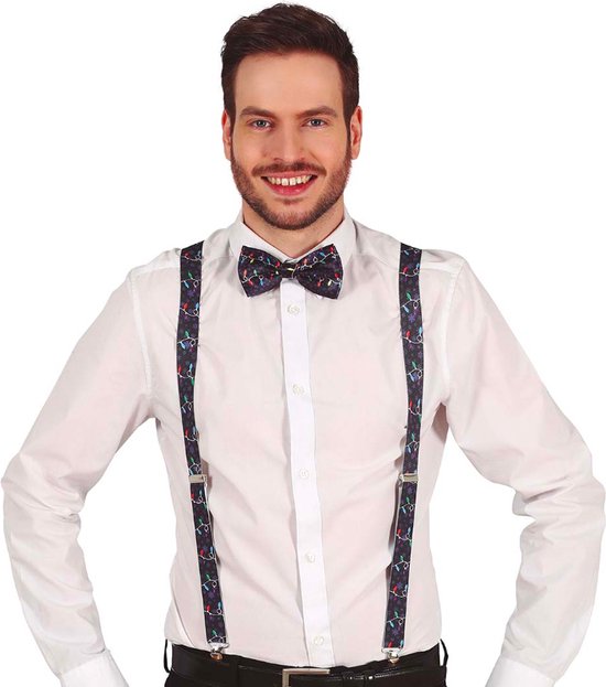 Man met witte blouse, donkere bretels en vlinderdas met kerstlichtjespatroon.