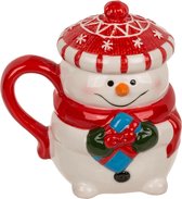 Mok vrolijke sneeuwman met rode sjaal en rode pet als deksel