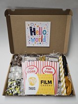 Film Pret Pakket - Hello World met filmcadeaubon, mystery card met persoonlijke (video)boodschap en vele film-feestartikelen | Verjaardag | Jubileum | Zomaar